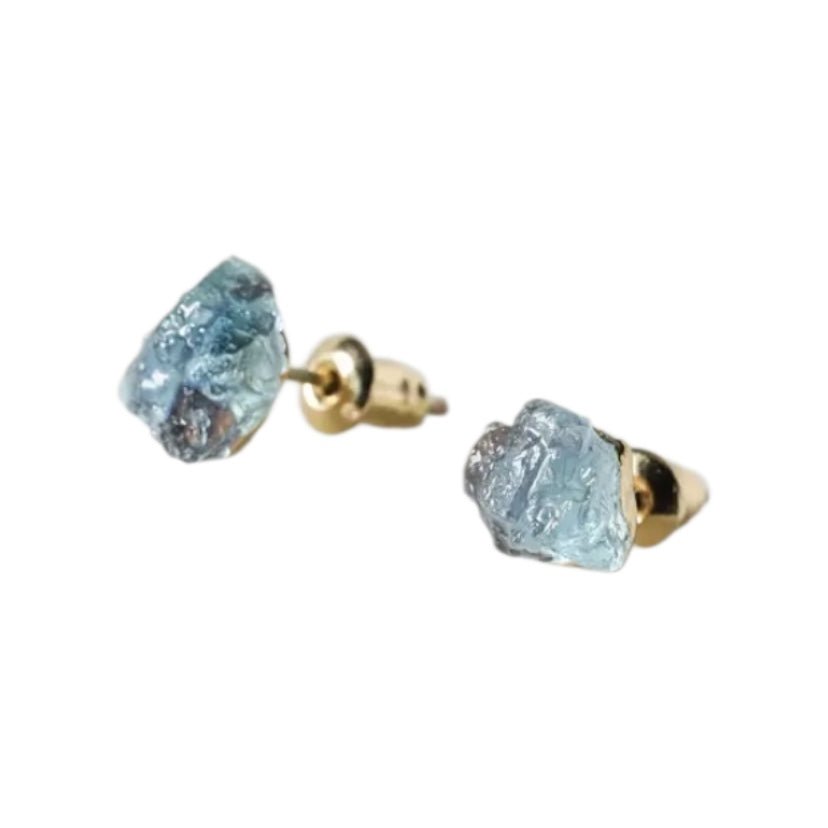 Goldene Ohrstecker mit Aquamarin Rohstein - CrystalScents