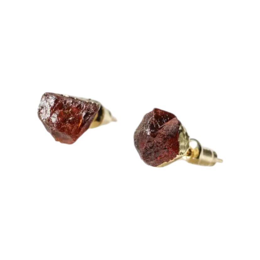 Goldene Ohrstecker mit Granat Rohstein - CrystalScents