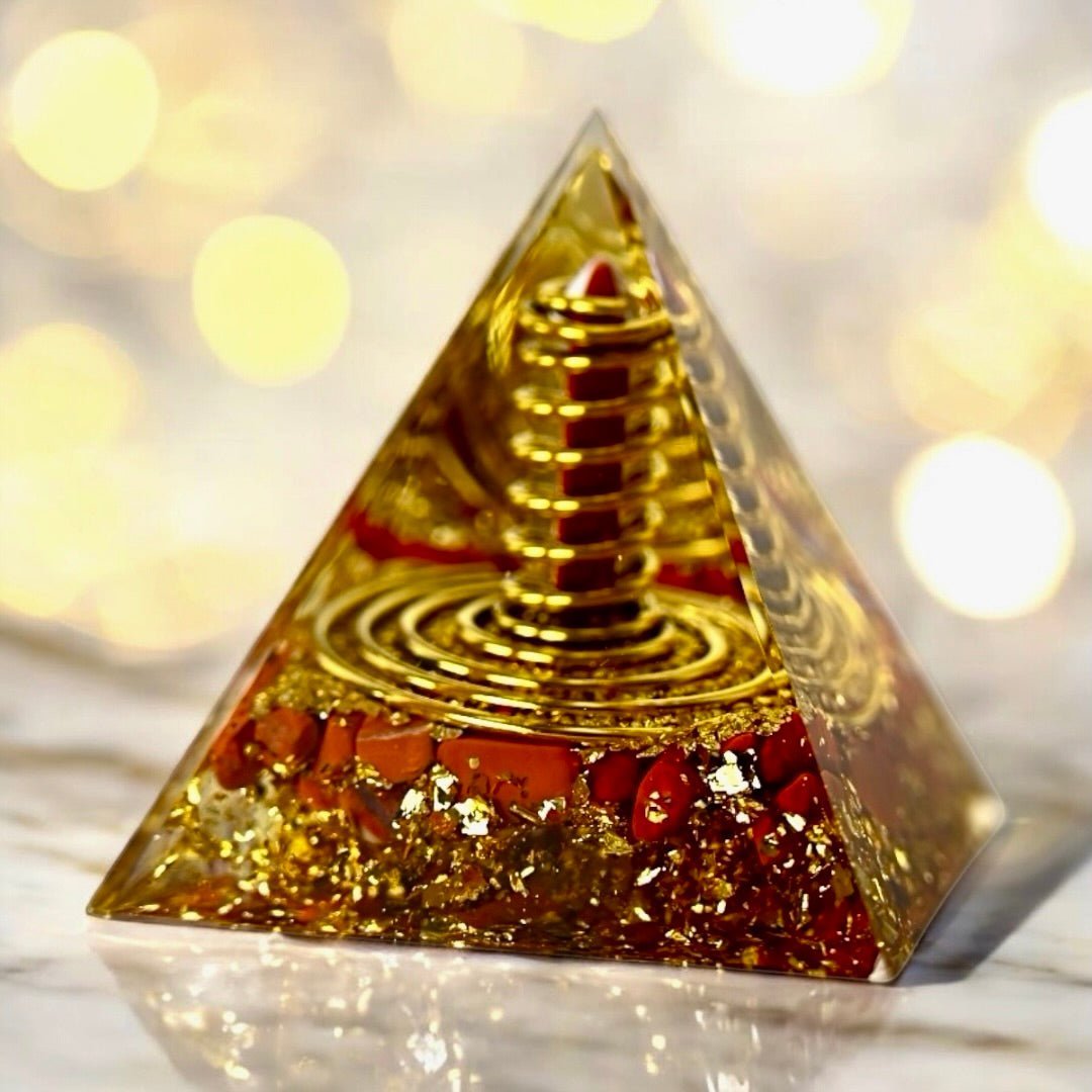 Große Orgonit Pyramide mit Kupferspiralen - CrystalScents