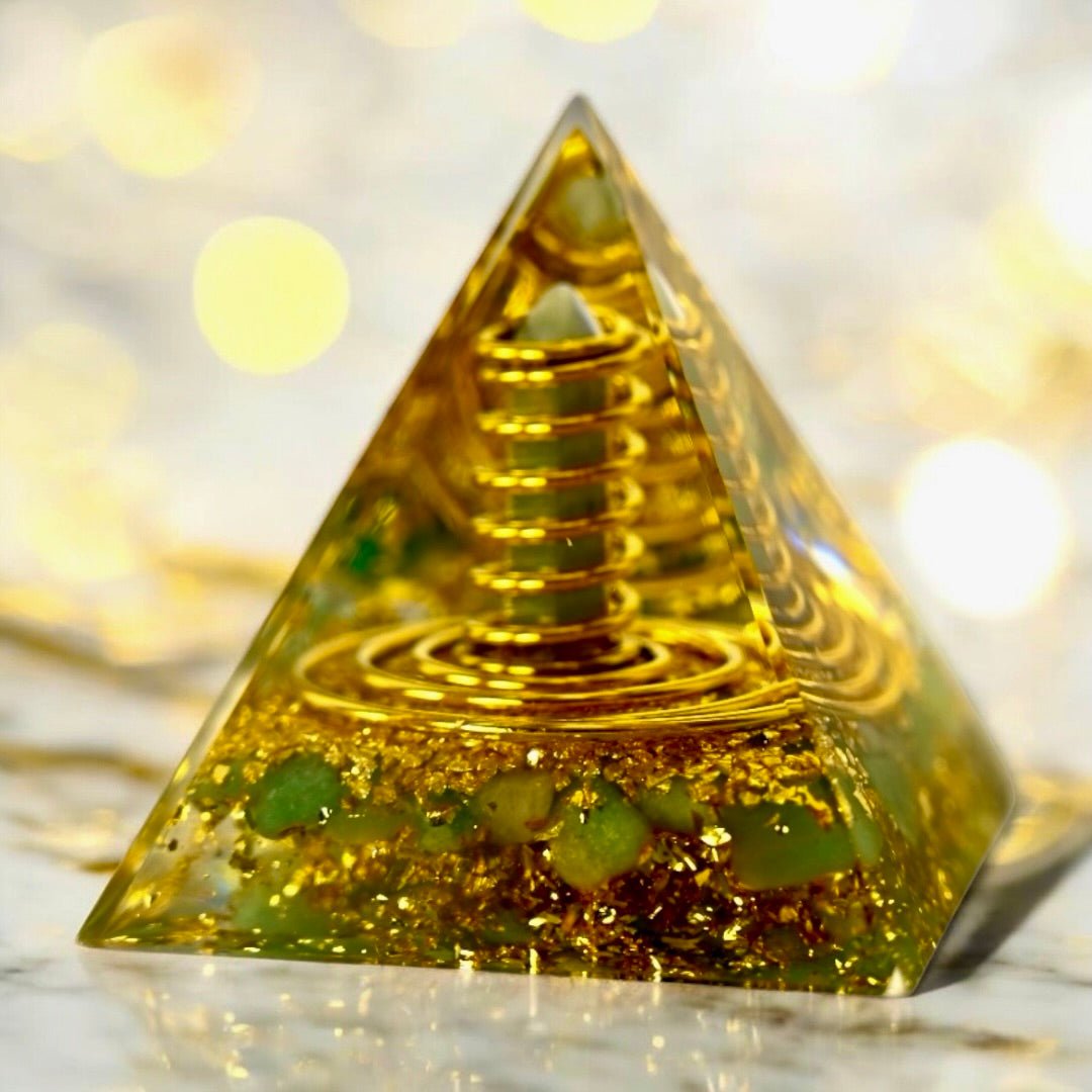 Große Orgonit Pyramide mit Kupferspiralen - CrystalScents