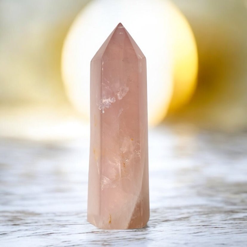Großer Rosenquarz Obelisk - CrystalScents