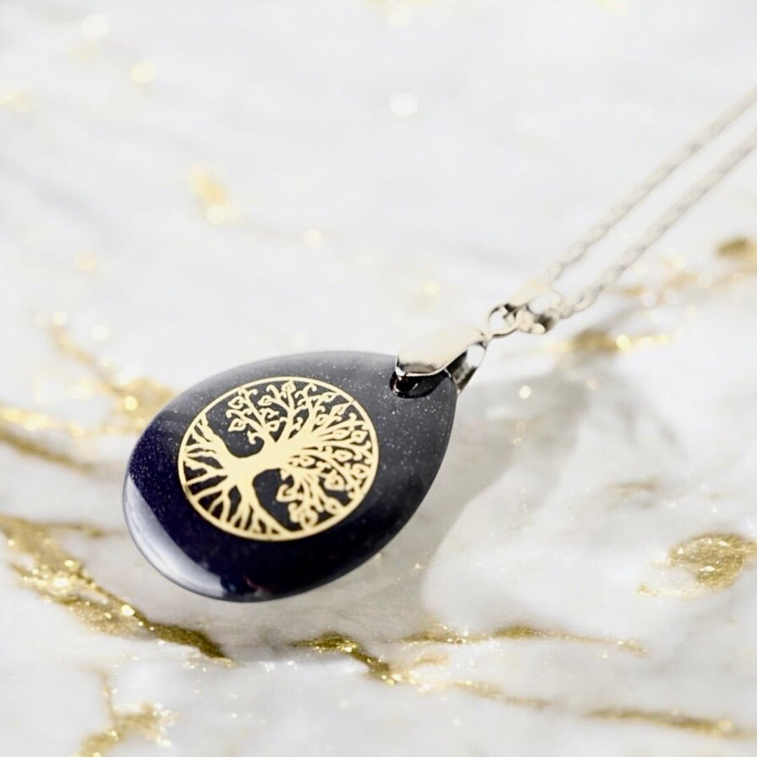 Halskette mit tropfenförmigen Blaufluss „Baum des Lebens“ - CrystalScents