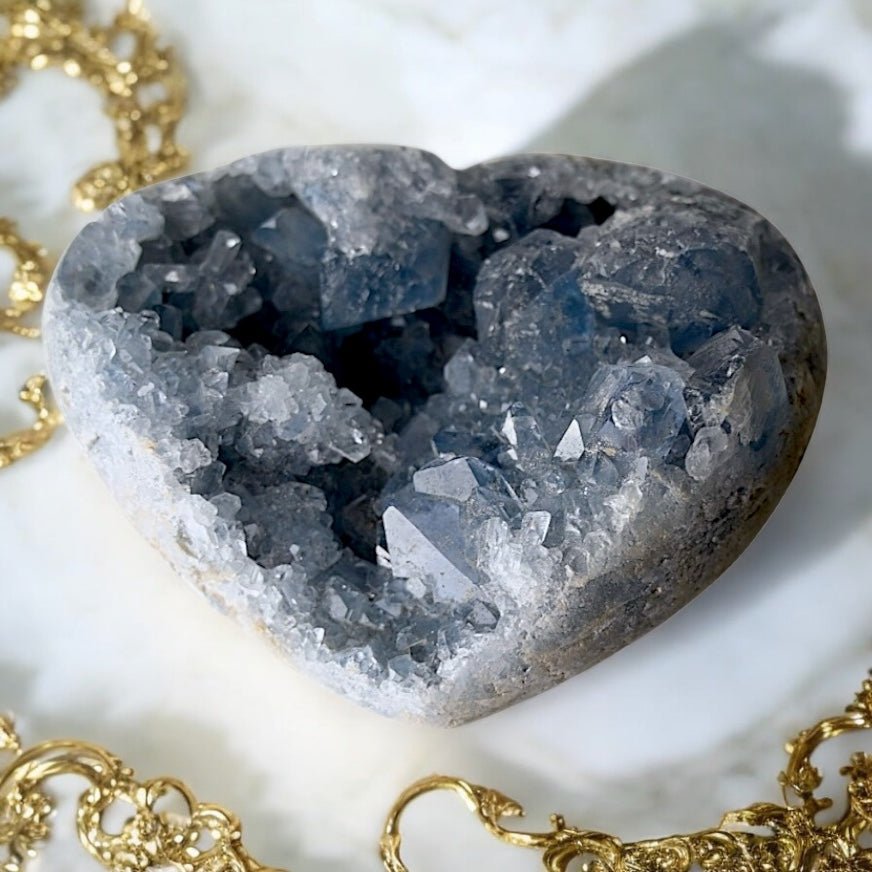 Himmelblauer Celestit - Kristallcluster Herz - CrystalScents