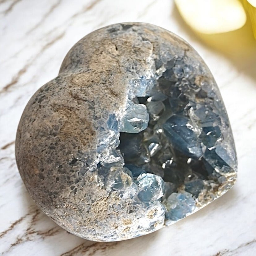 Himmelblauer Celestit - Kristallcluster Herz - CrystalScents