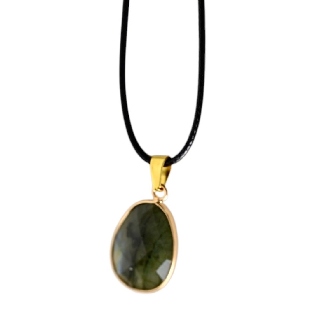 Kette mit facettiertem Labradorit - Anhänger - CrystalScents
