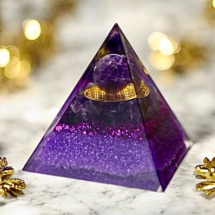 Lila Amethyst Orgonit Pyramide - CrystalScents