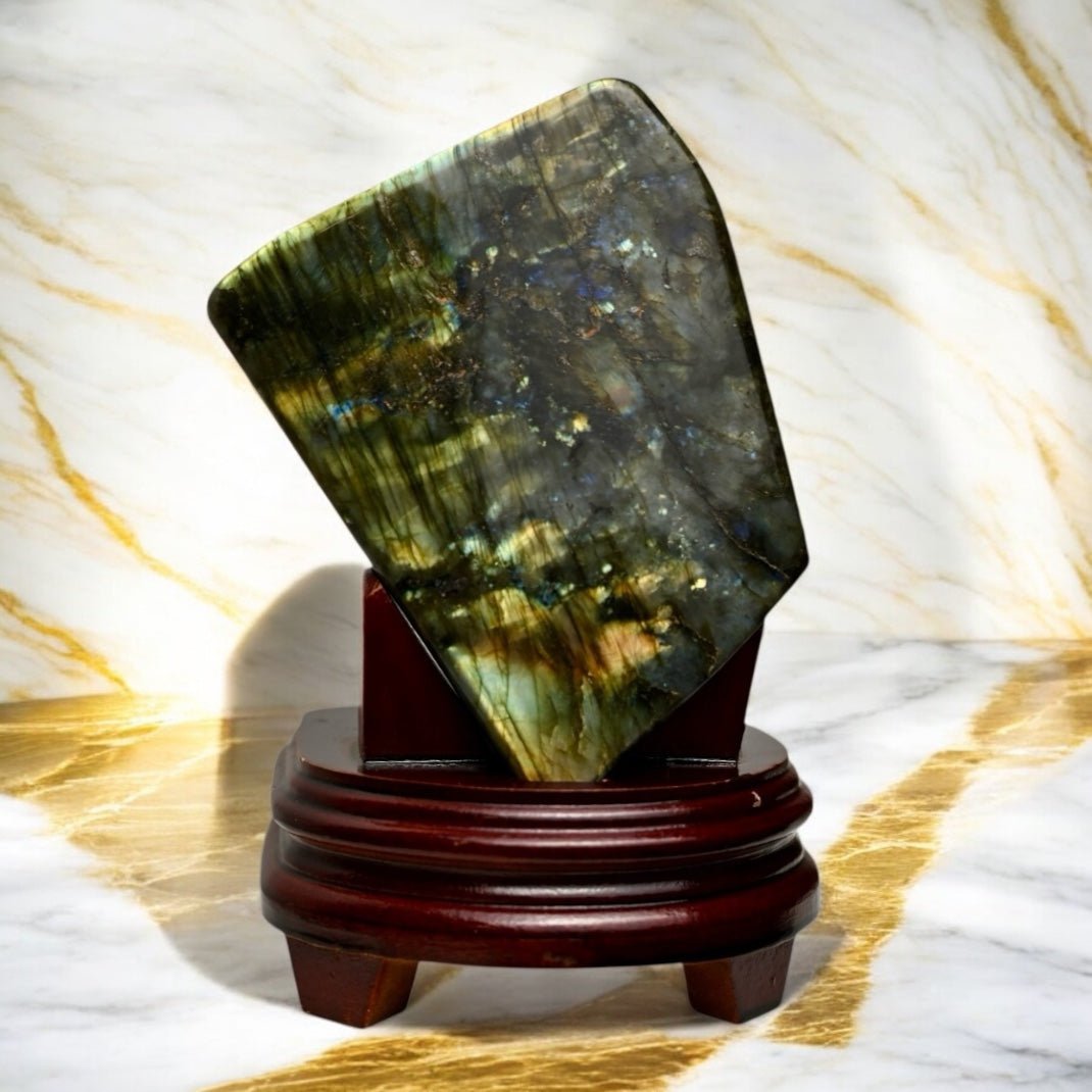 Riesige Labradorit Freiform mit Ständer - CrystalScents