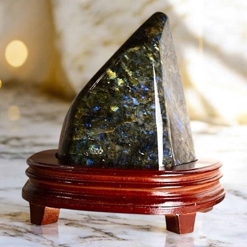 Riesige Labradorit Freiform mit Ständer - CrystalScents
