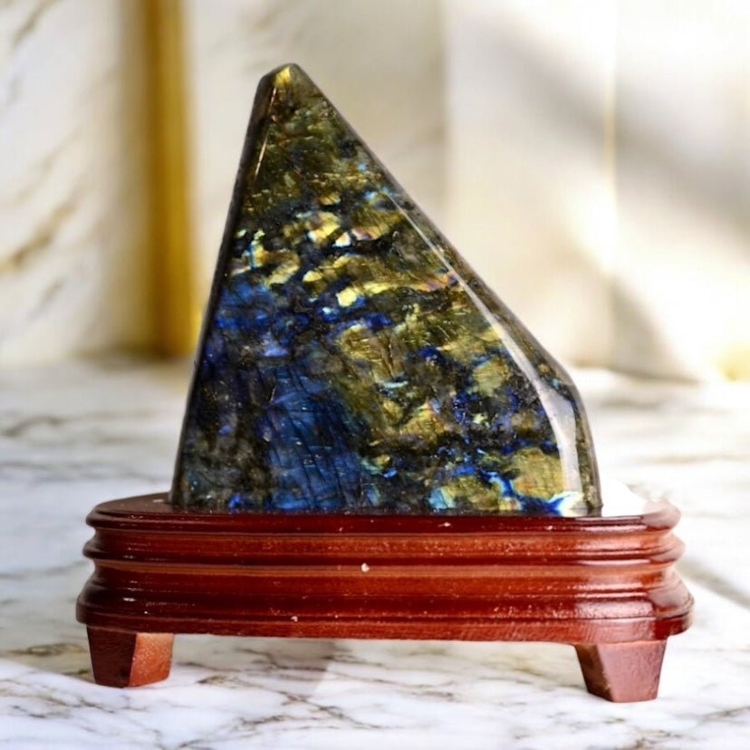 Riesige Labradorit Freiform mit Ständer - CrystalScents