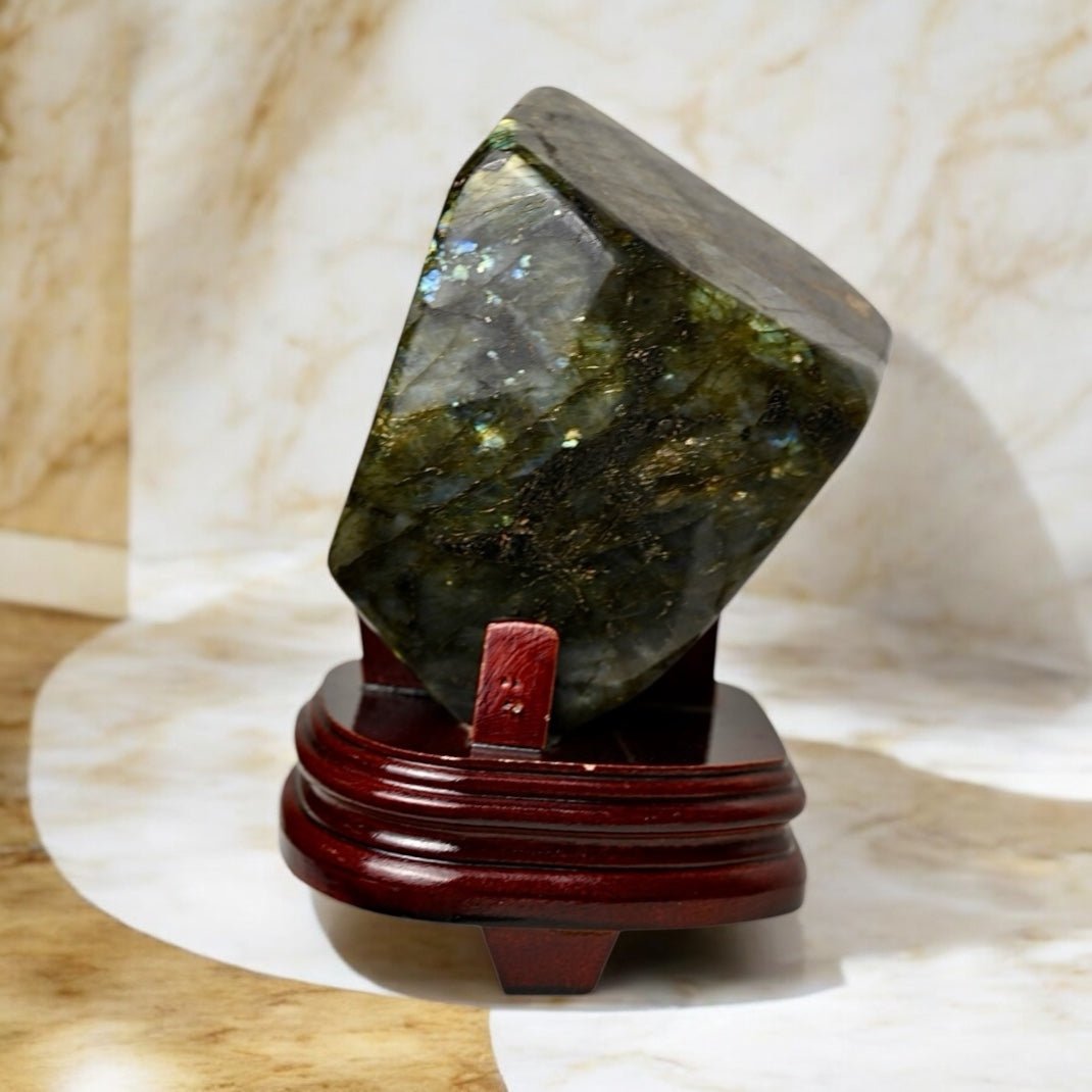 Riesige Labradorit Freiform mit Ständer - CrystalScents