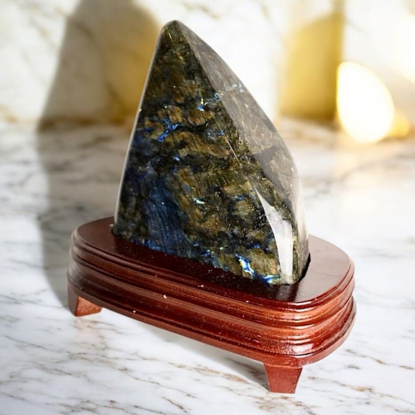 Riesige Labradorit Freiform mit Ständer - CrystalScents