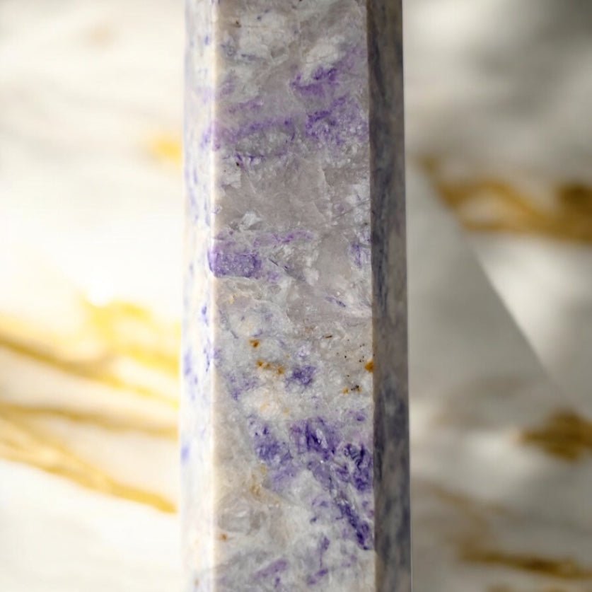 Riesiger Charoit Obelisk - CrystalScents