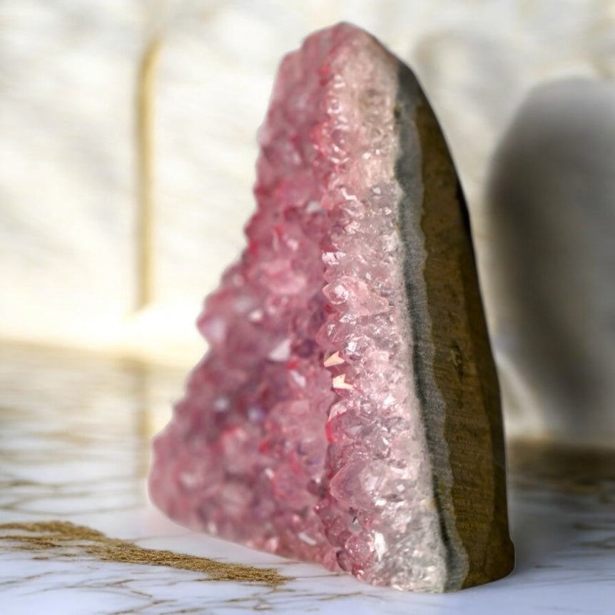 Zart funkelnde rosa Amethystdruse – Strahlendes Wohnhighlight
