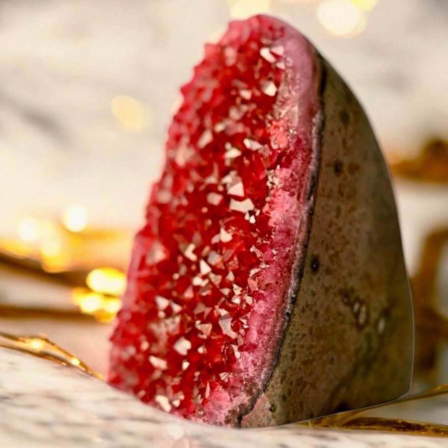 Glitzernde rote Amethystdruse – Elegantes Highlight voller Farbe
