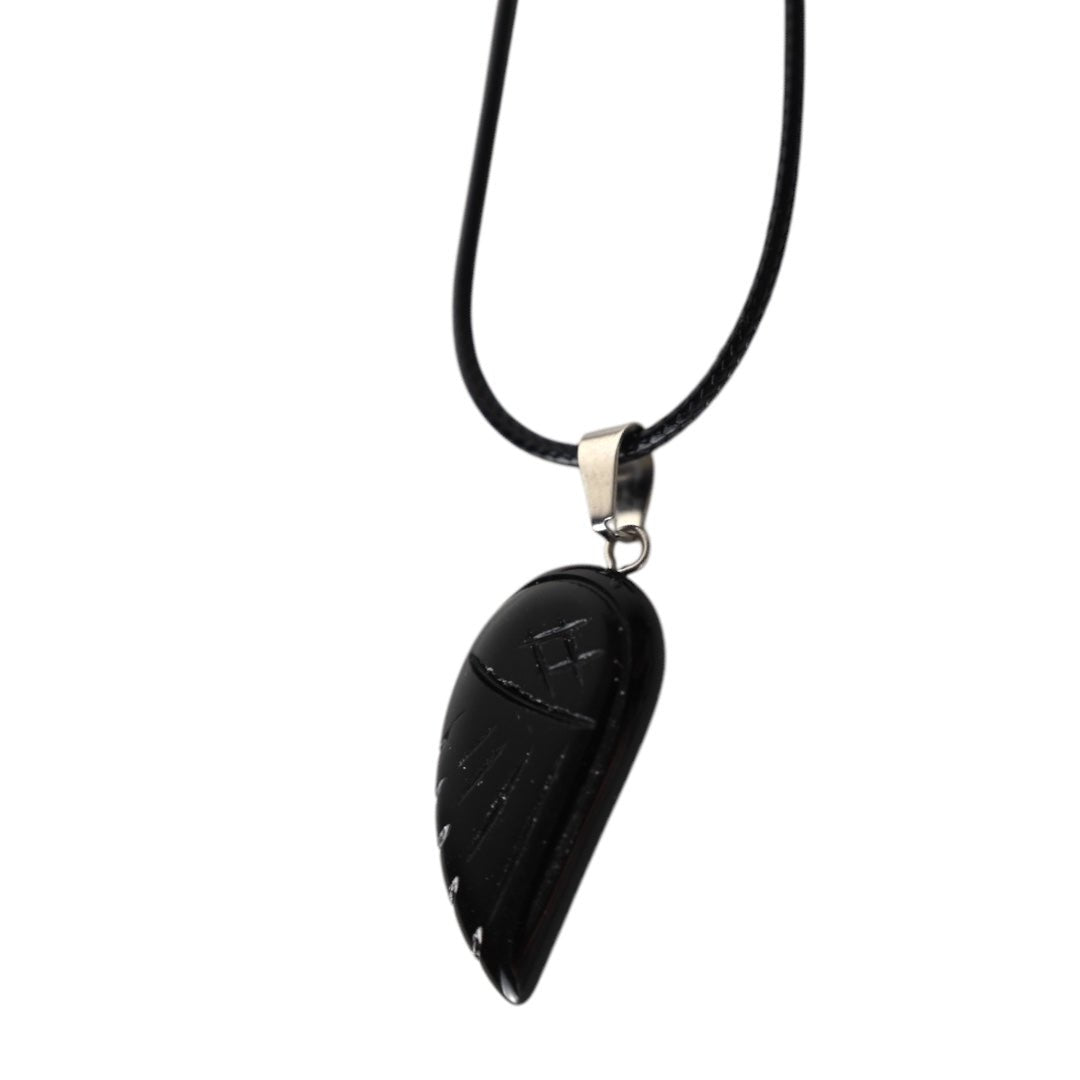 Schwarze Halskette mit Blaufluss Flügel - CrystalScents