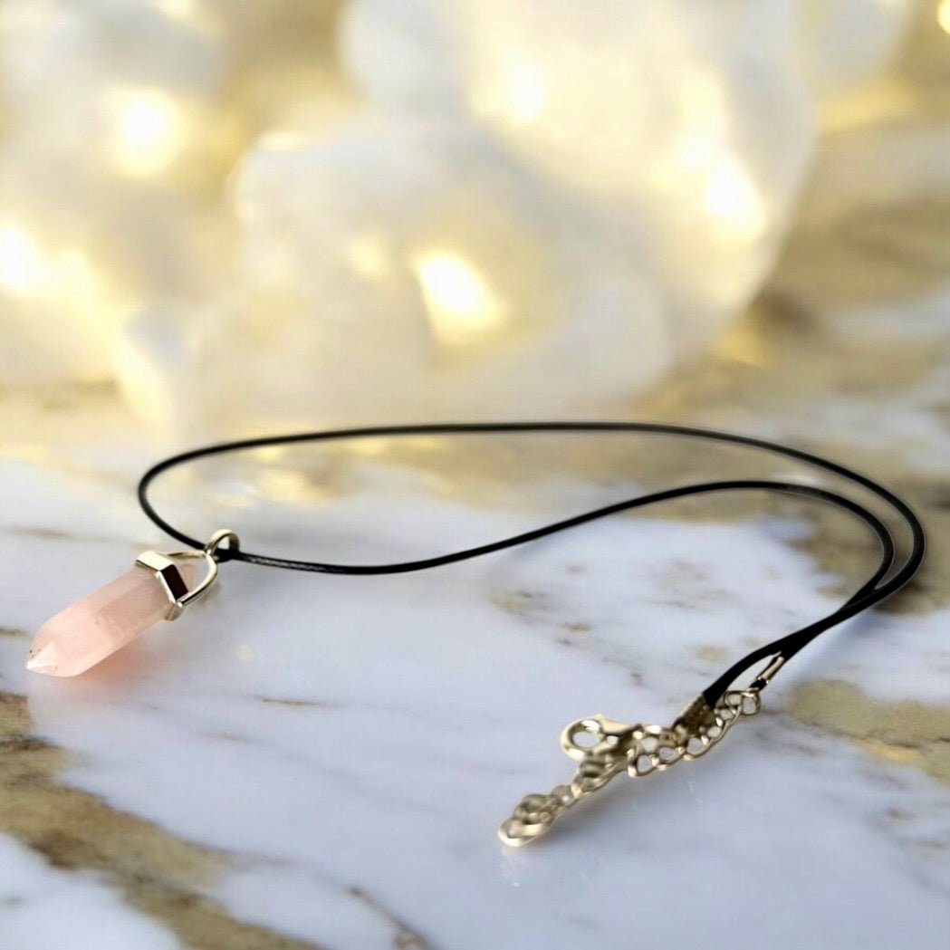 Schwarze Halskette mit Rosenquarz Doppelender - CrystalScents