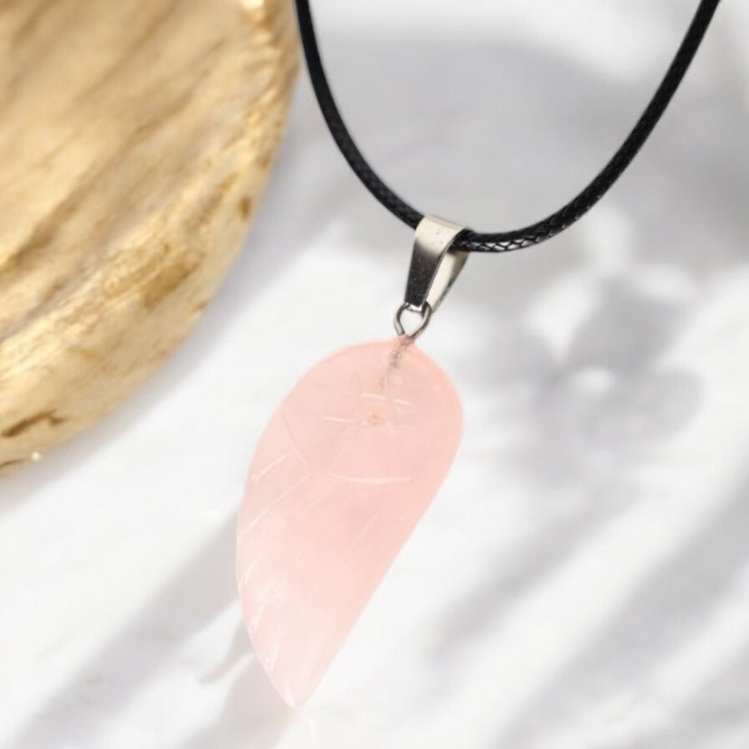 Schwarze Halskette mit Rosenquarz Flügel - CrystalScents
