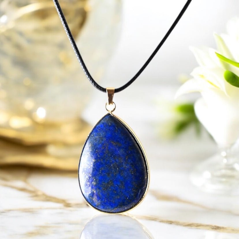 Schwarze Kette mit großem tropfenförmigen Lapislazuli - Anhänger - CrystalScents