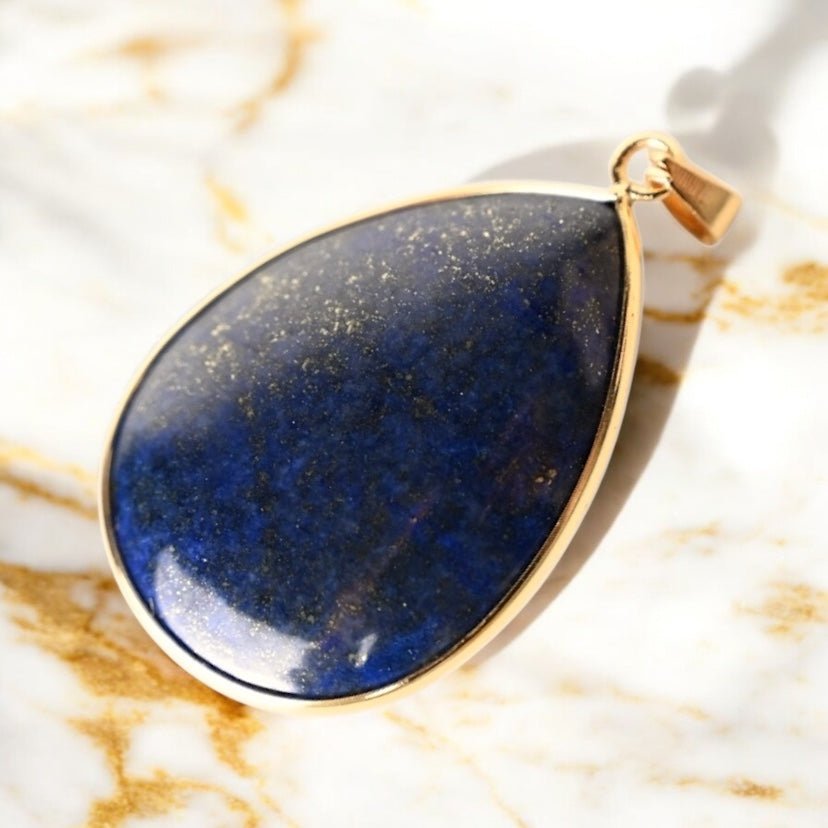Schwarze Kette mit großem tropfenförmigen Lapislazuli - Anhänger - CrystalScents