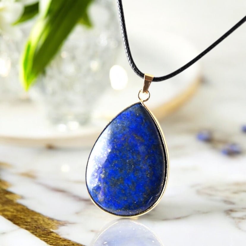 Schwarze Kette mit großem tropfenförmigen Lapislazuli - Anhänger - CrystalScents