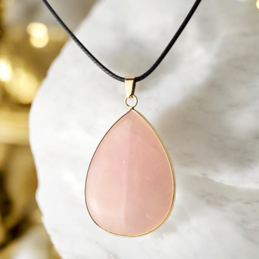 Schwarze Kette mit großem tropfenförmigen Rosenquarz - Anhänger - CrystalScents