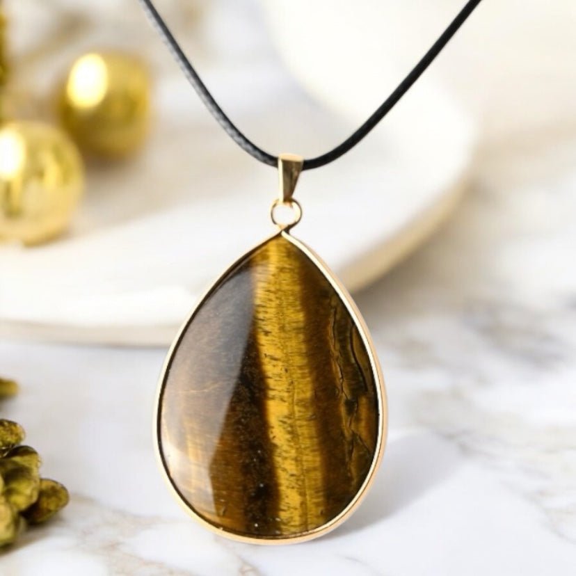 Schwarze Kette mit großem tropfenförmigen Tigerauge - Anhänger - CrystalScents
