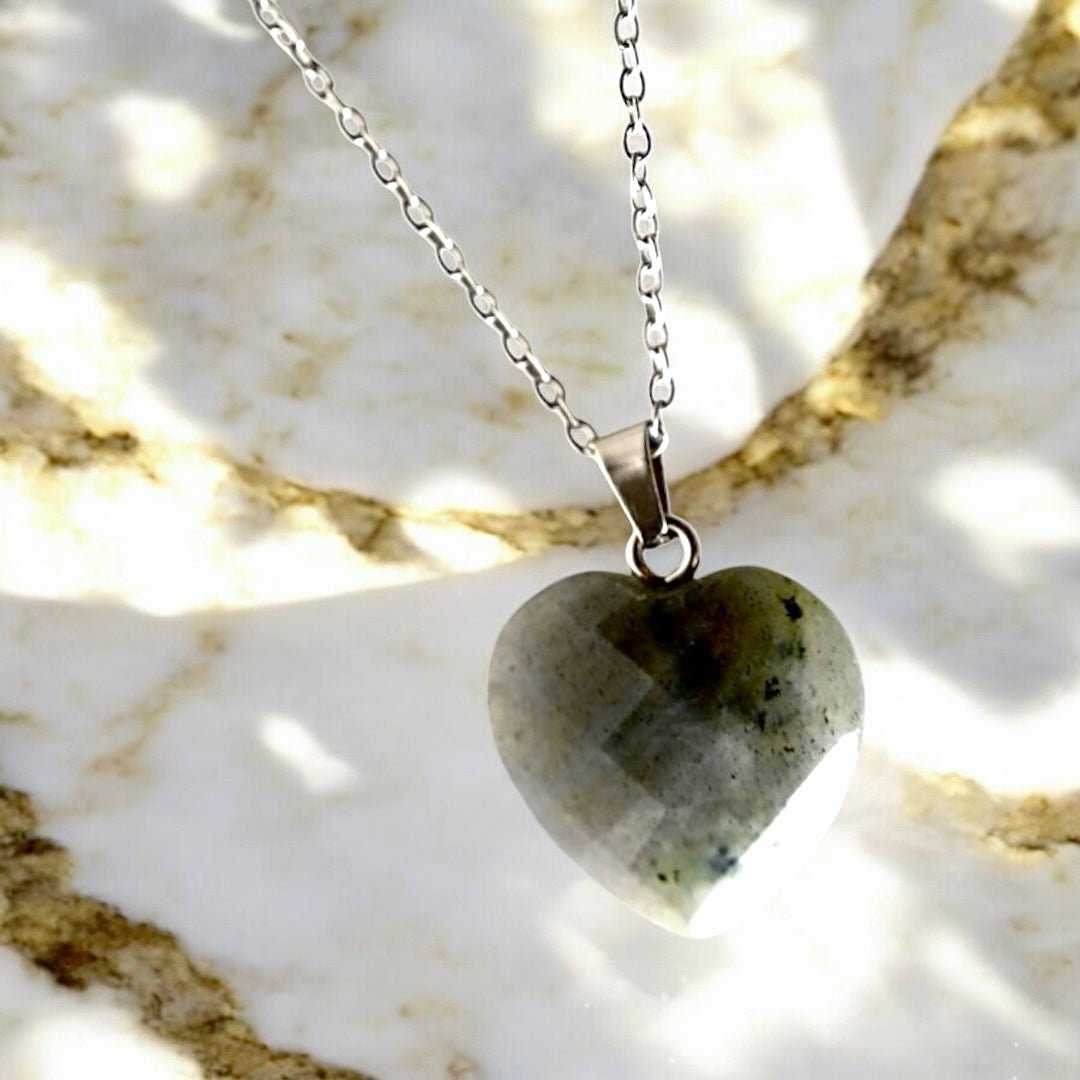 Silberne Halskette mit facettiertem Edelsteinherz - Anhänger; Labradorit - CrystalScents