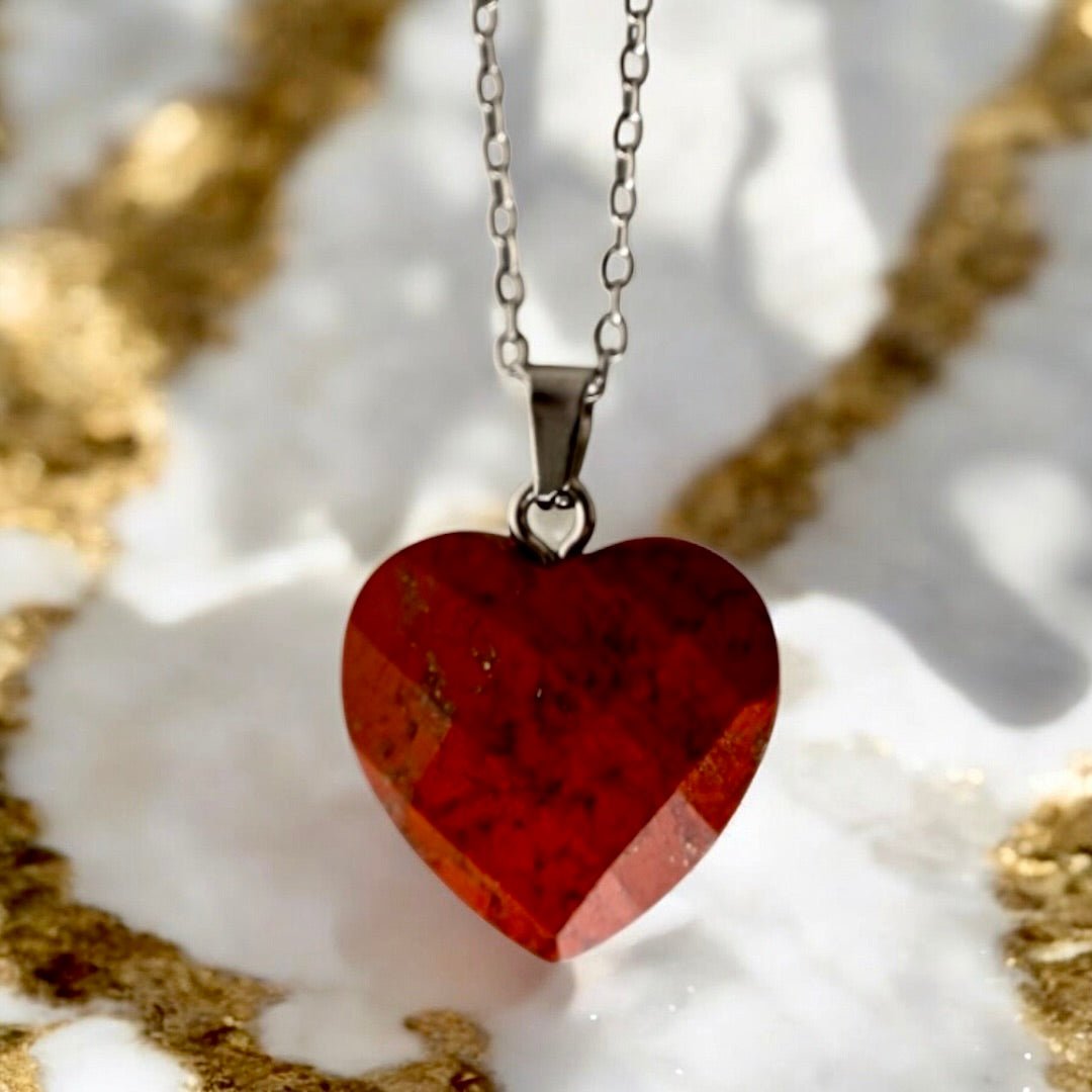 Silberne Halskette mit facettiertem Edelsteinherz - Anhänger; roter Jaspis - CrystalScents