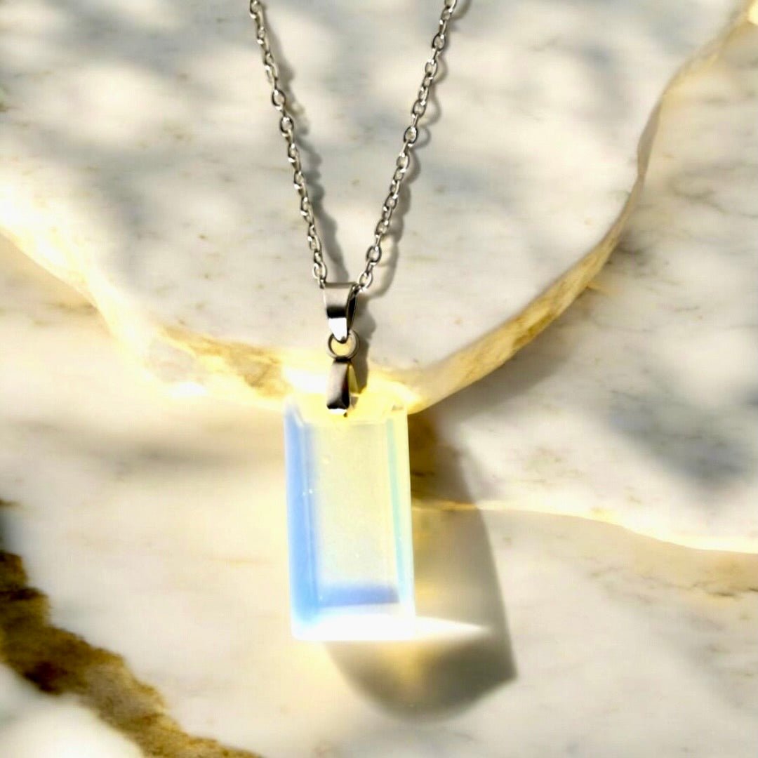 Silberne Kette mit geschliffenem Opalit - Anhänger - CrystalScents