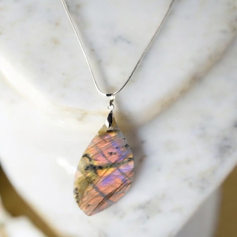 Silberne Kette mit Sunset Labradorit - Flamme - CrystalScents