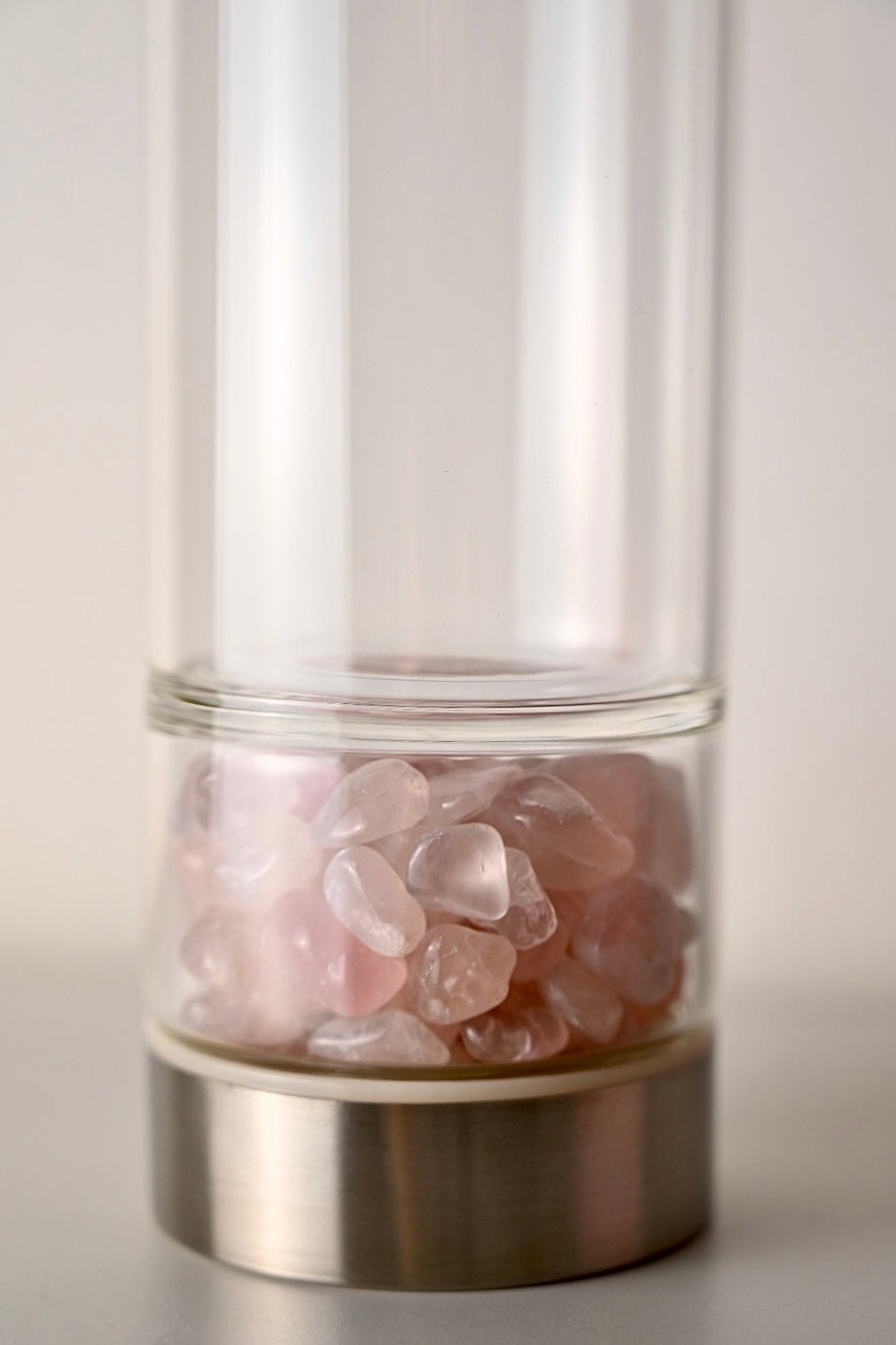 Silberne Trinkflasche mit Rosenquarz - Trommelsteinen - CrystalScents