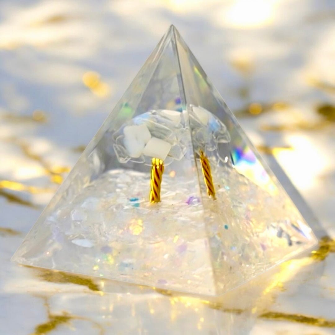 Wunderschöne Orgonit Pyramide mit Baum - CrystalScents