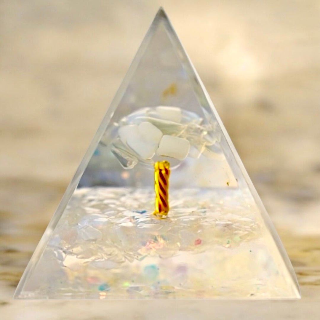 Wunderschöne Orgonit Pyramide mit Baum - CrystalScents