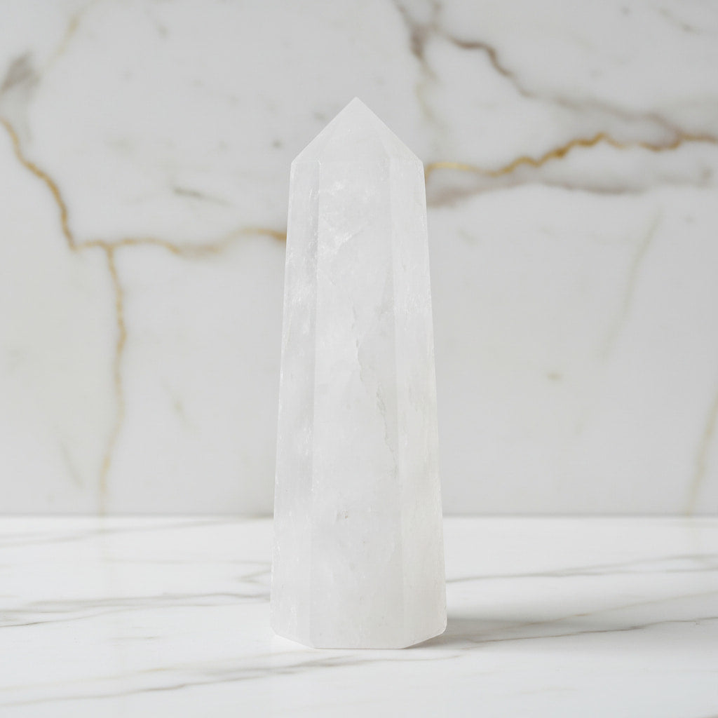 Bergkristall Obelisk – Klarheit, Energiefluss, Spiritualität & kraftvolle Kristallenergie CrystalScents