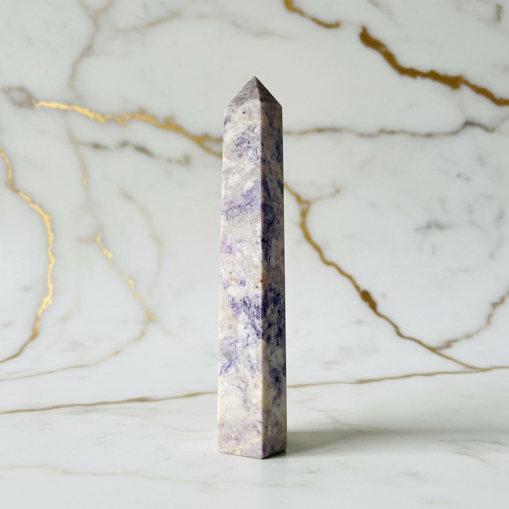 Charoit Obelisk – Schutz, Transformation & spirituelle Energie CrystalScents