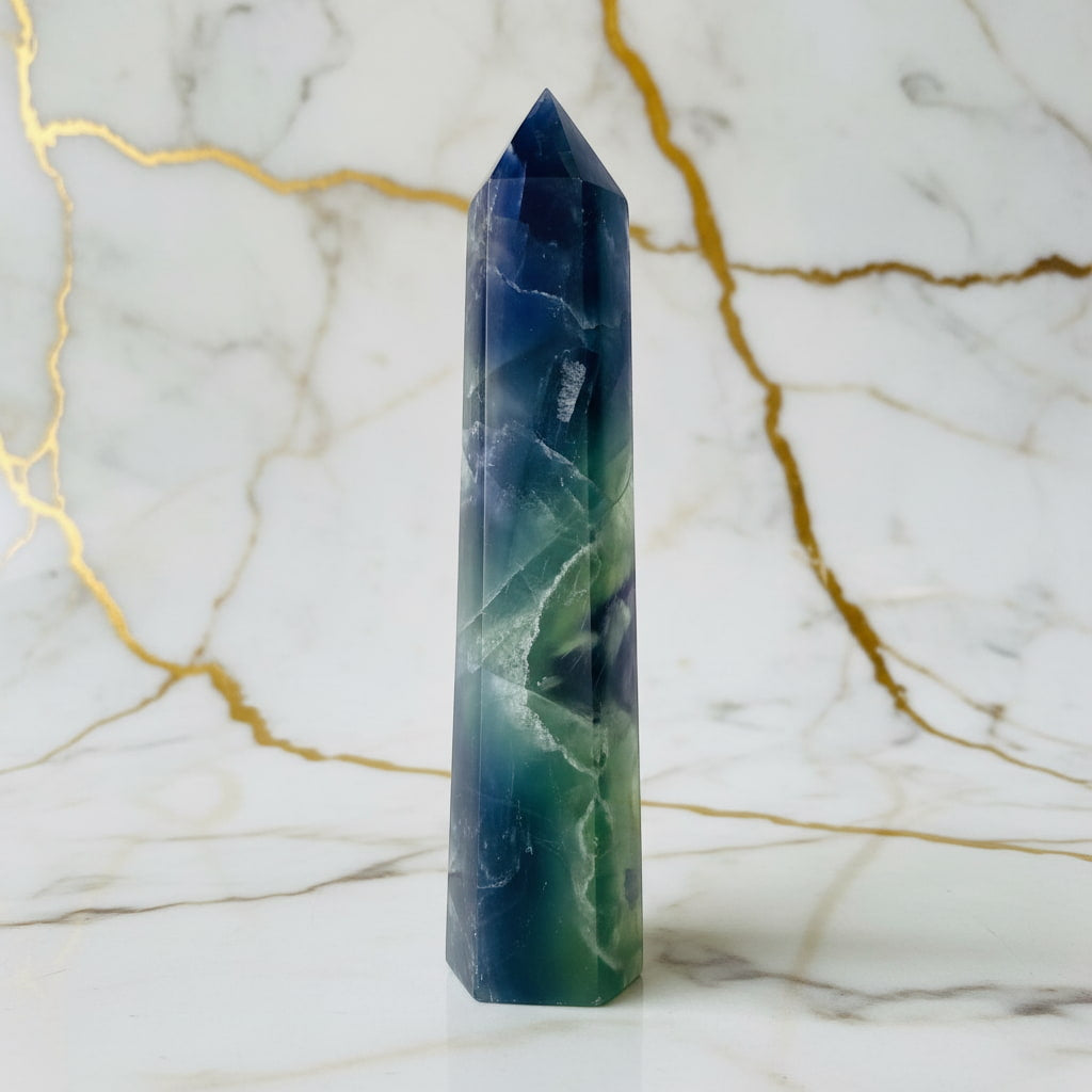 Fluorit Obelisk – Klarheit, Schutz & energetische Stärke CrystalScents