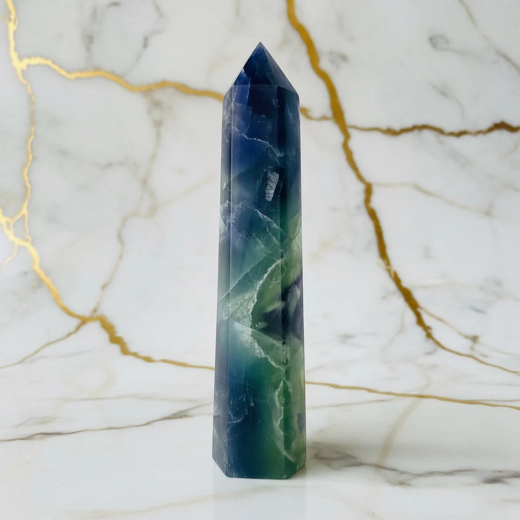 Fluorit Obelisk – Klarheit, Schutz & energetische Stärke