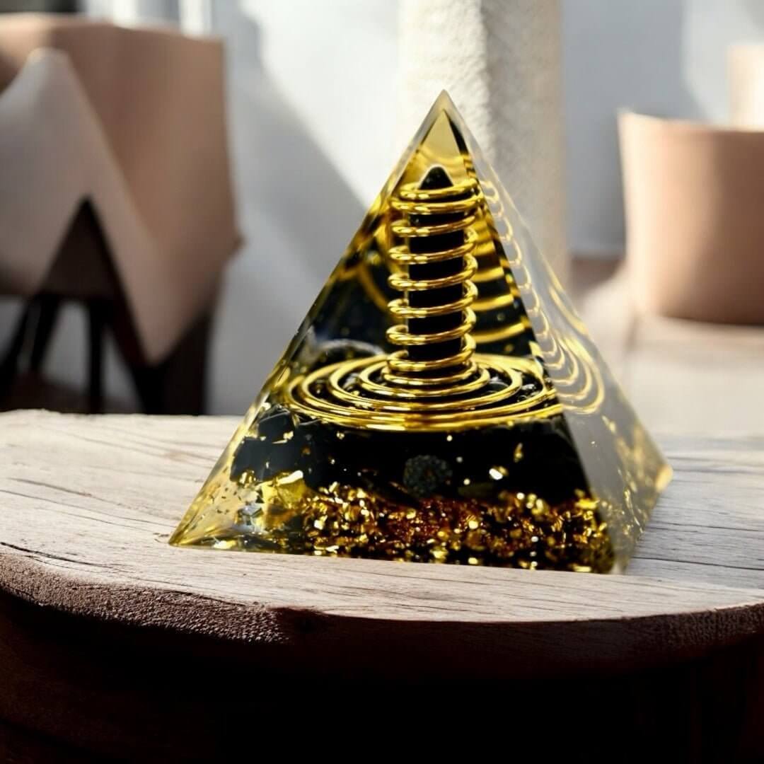Die Magie der Elemente: Warum die Pyramidenform bei Orgonit so besonders ist