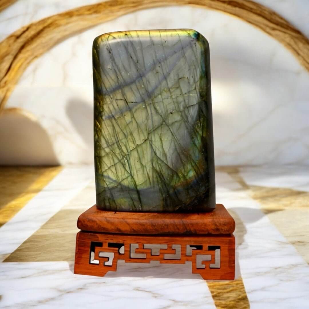 Labradorit Wirkung: Schutz & persönliche Transformation