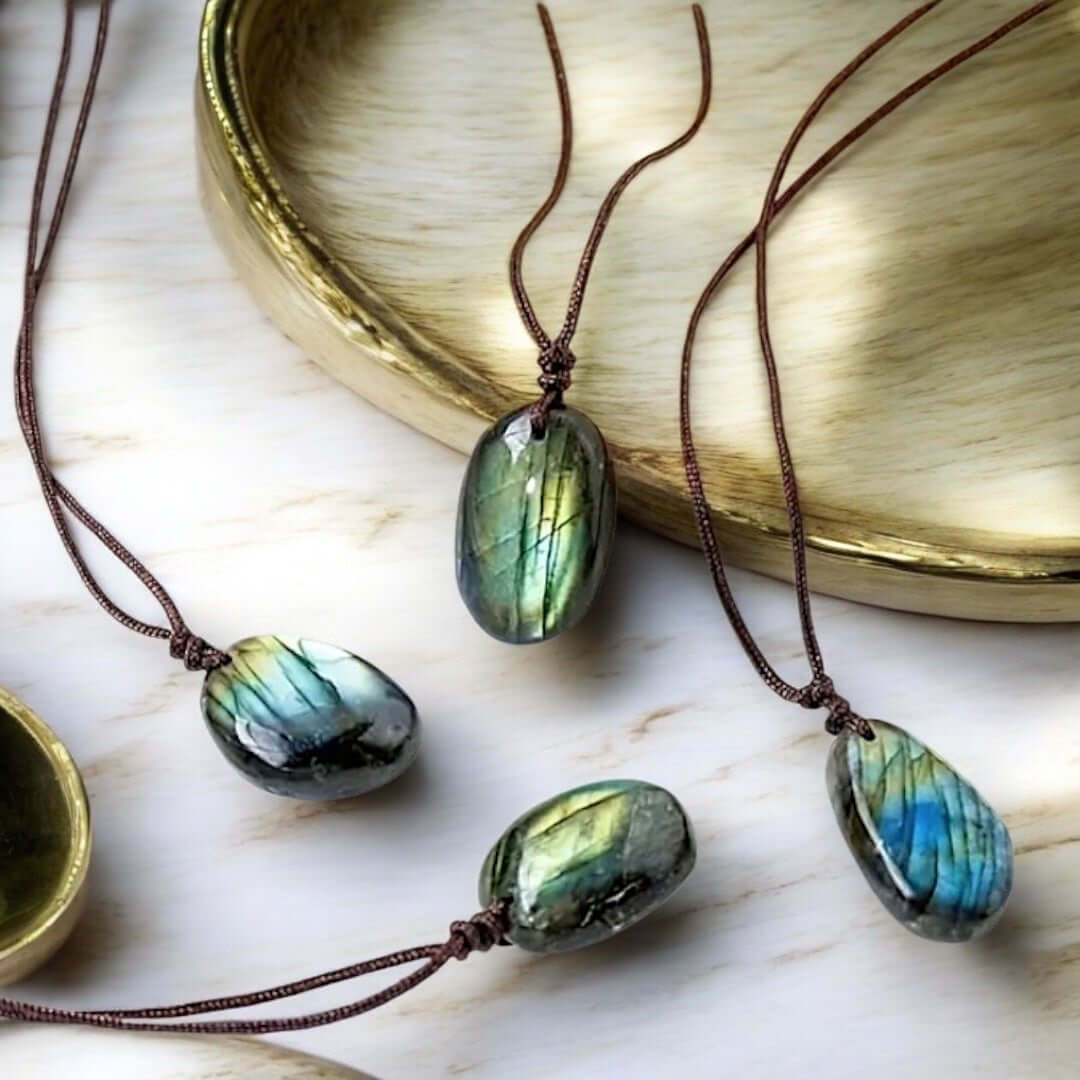 Halsketten mit Kristallen