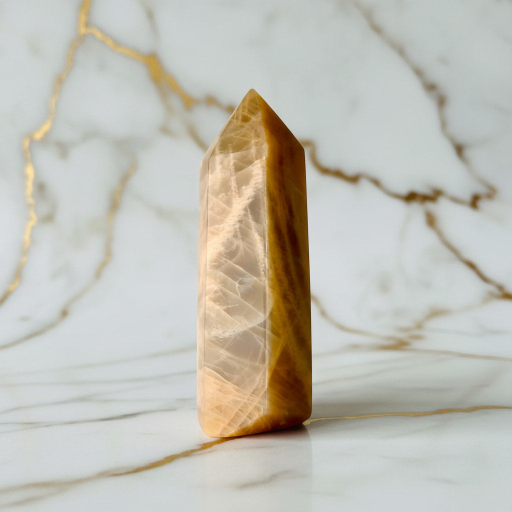 Mondstein Obelisk Orange – Energie JETZT sichern CrystalScents