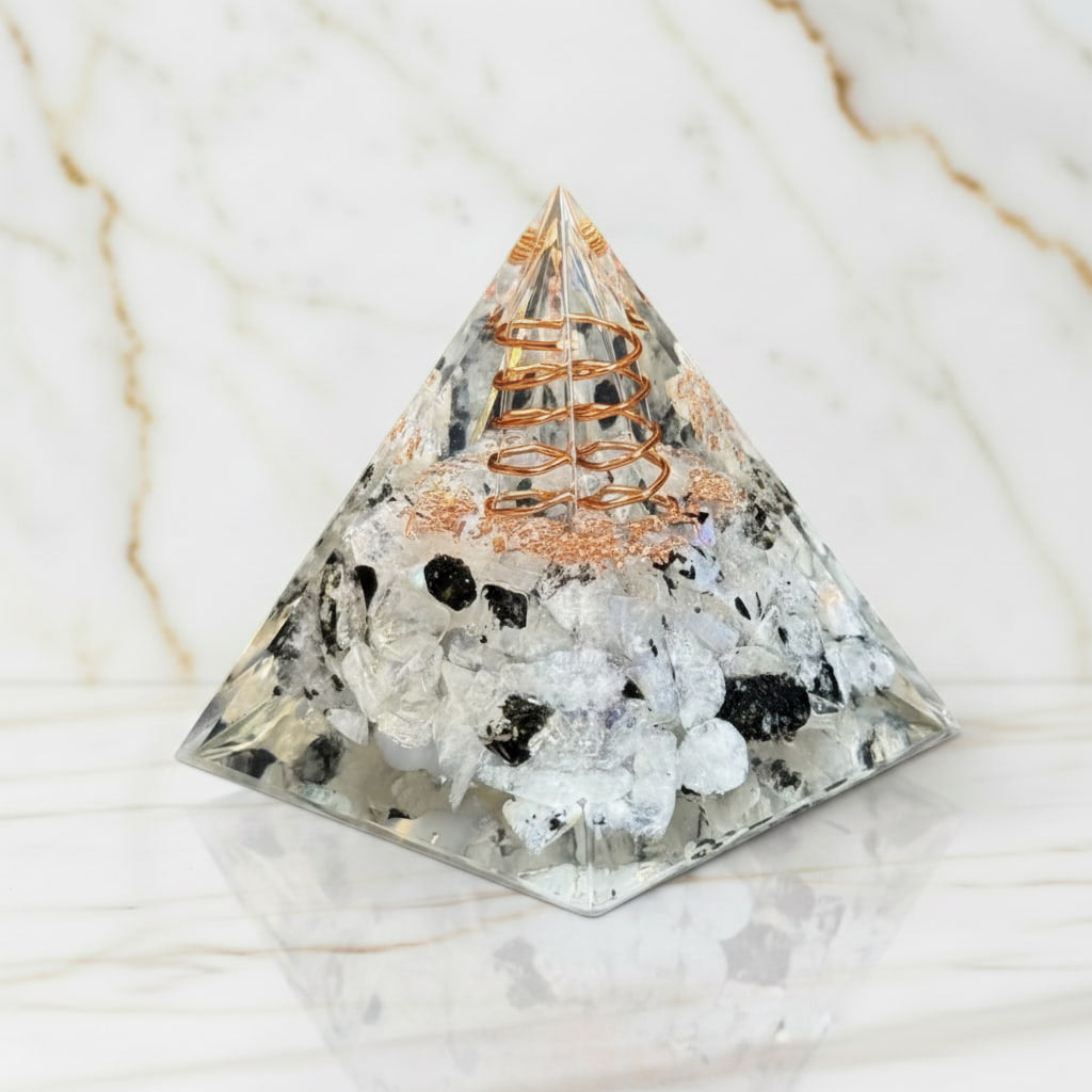 Mondstein Orgonit Pyramide - Schimmerndes Highlights CrystalScents