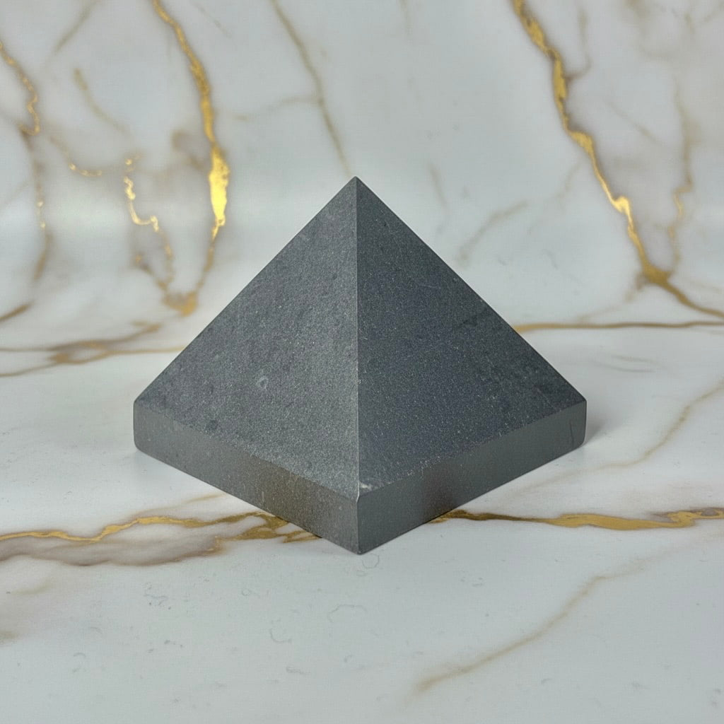Shungit Pyramide – Kraftvoller Schutz CrystalScents