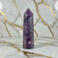 Lepidolith Obelisk – Magie & Funkeln