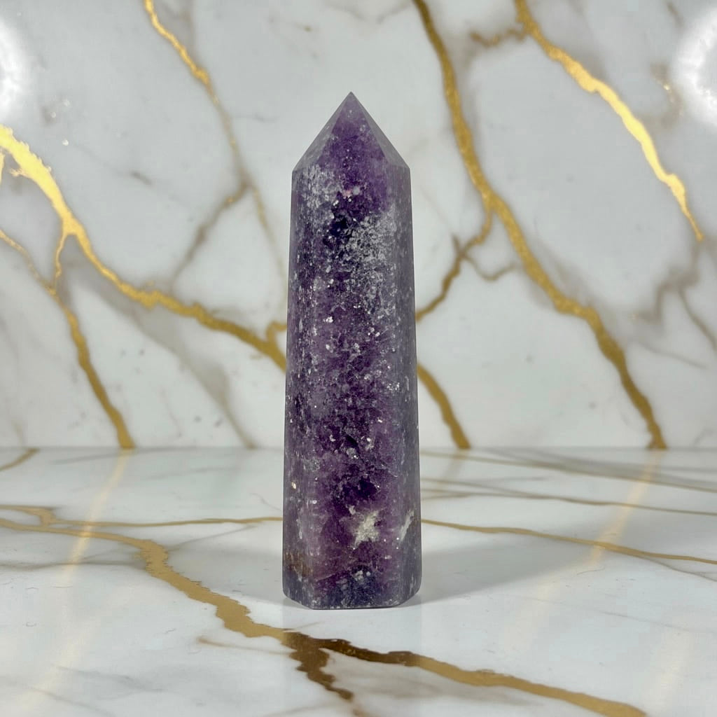 Lepidolith Obelisk – Magie & Funkeln