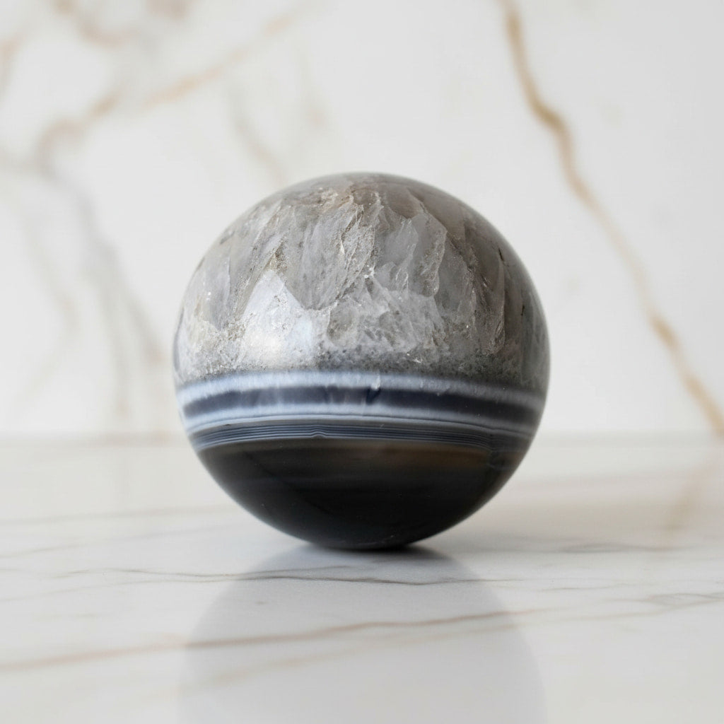Achat Kugel – Schwarz & Weiß vereint