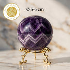 Amethyst Kugel (5-6 cm) inkl. goldenem Aufsteller – Unikat der Natur CrystalScents