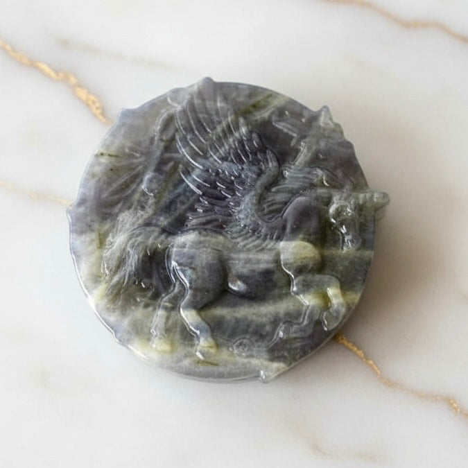 Labradorit Einhorn – Schillerndes Naturjuwel voller Magie