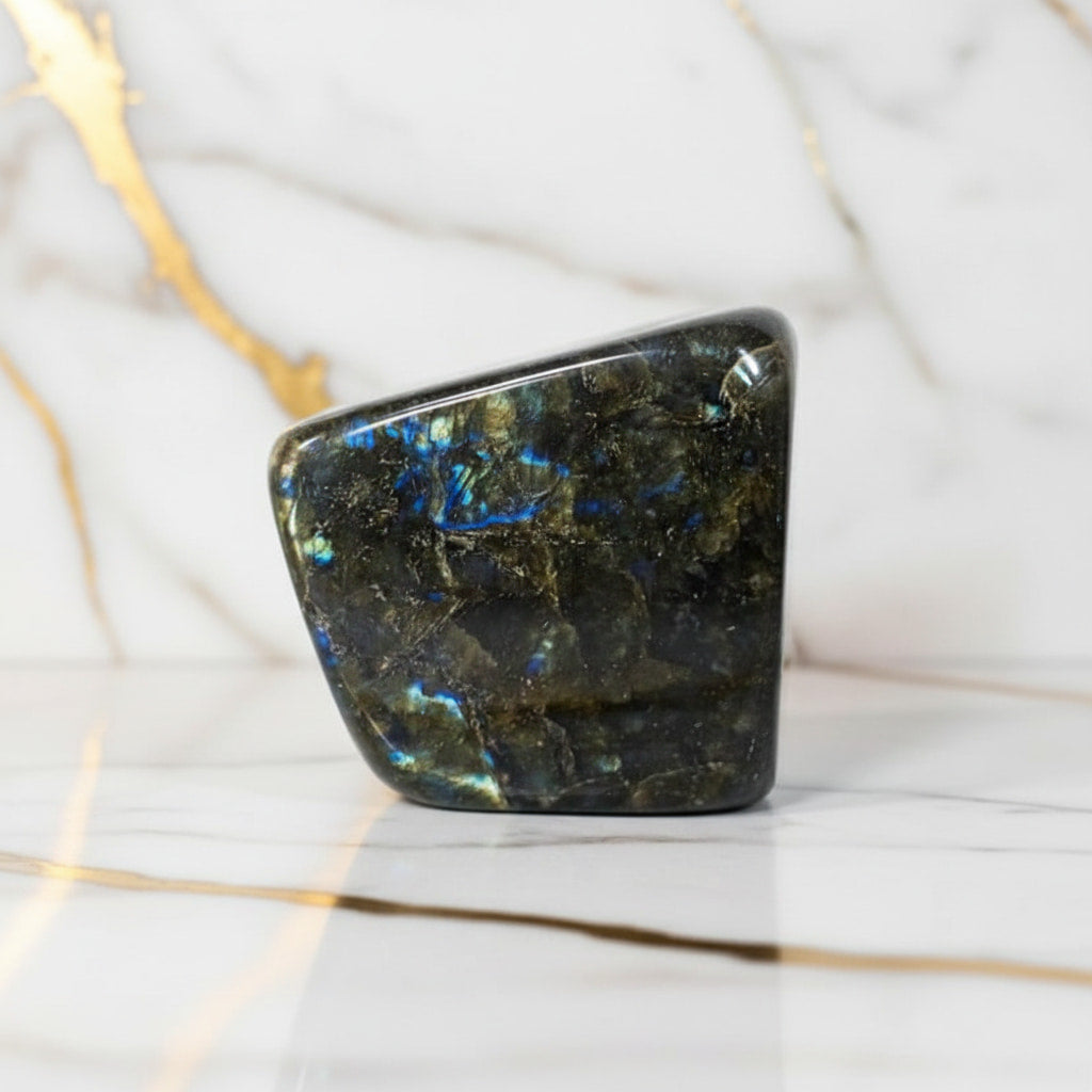 Labradorit Freiform – Kristallobjekt mit einzigartigem Muster CrystalScents
