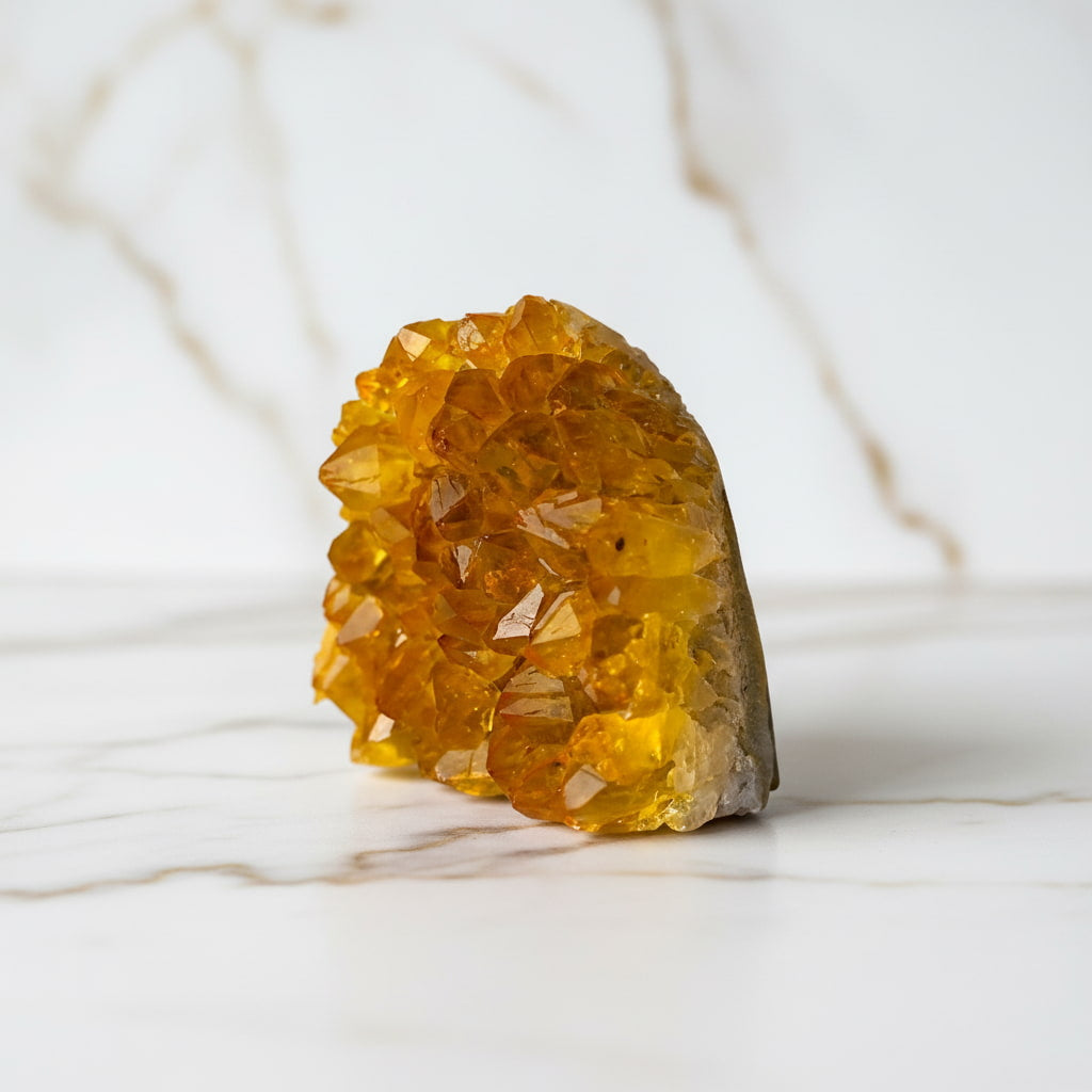 Amethystdruse Gelb – Funkelnder Blickfang für stilvolles Zuhause CrystalScents